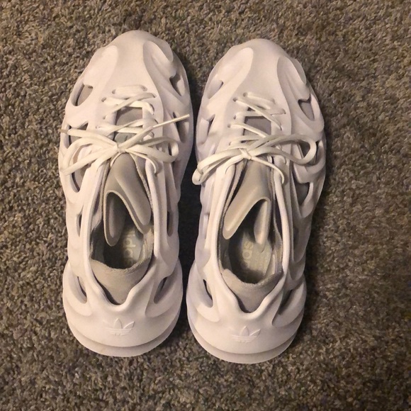 Adidas wavy shoes - Picture 1 of 4